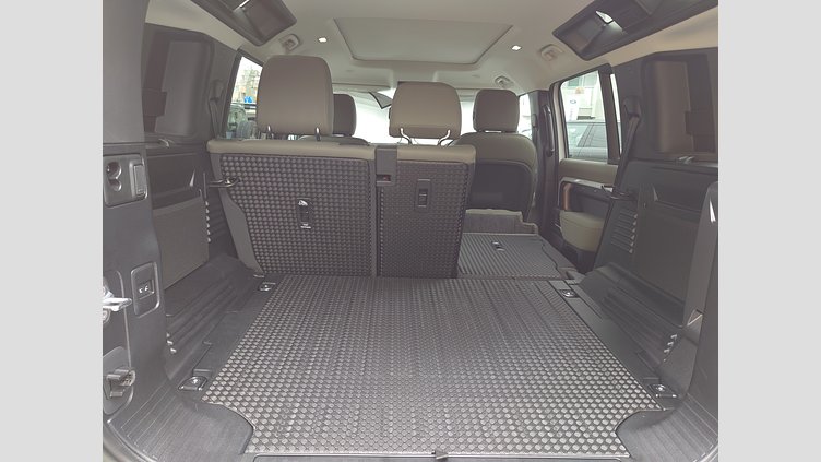 2023 認定中古車 Land Rover Defender 110 ユーロンホワイト D300 AWD（AT） S