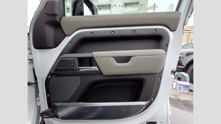 2023 認定中古車 Land Rover Defender 110 ユーロンホワイト D300 AWD（AT） S