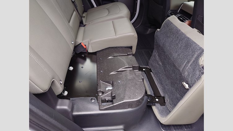 2023 認定中古車 Land Rover Defender 110 ユーロンホワイト D300 AWD（AT） S