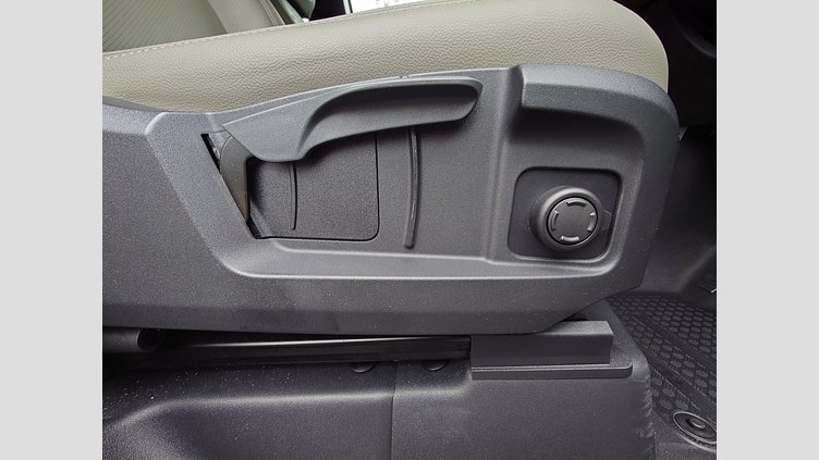 2023 認定中古車 Land Rover Defender 110 ユーロンホワイト D300 AWD（AT） S