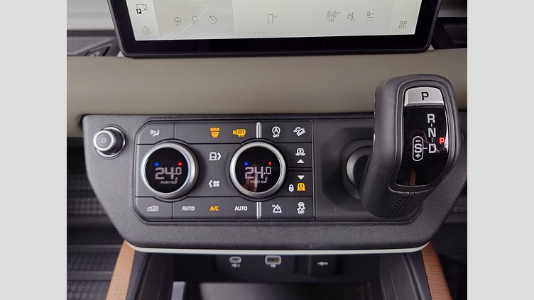 2023 認定中古車 Land Rover Defender 110 ユーロンホワイト D300 AWD（AT） S