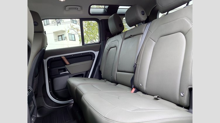 2023 認定中古車 Land Rover Defender 110 ユーロンホワイト D300 AWD（AT） S