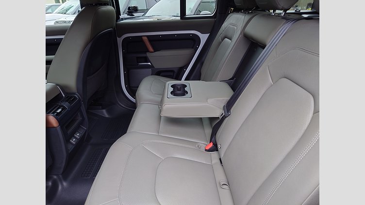 2023 認定中古車 Land Rover Defender 110 ユーロンホワイト D300 AWD（AT） S