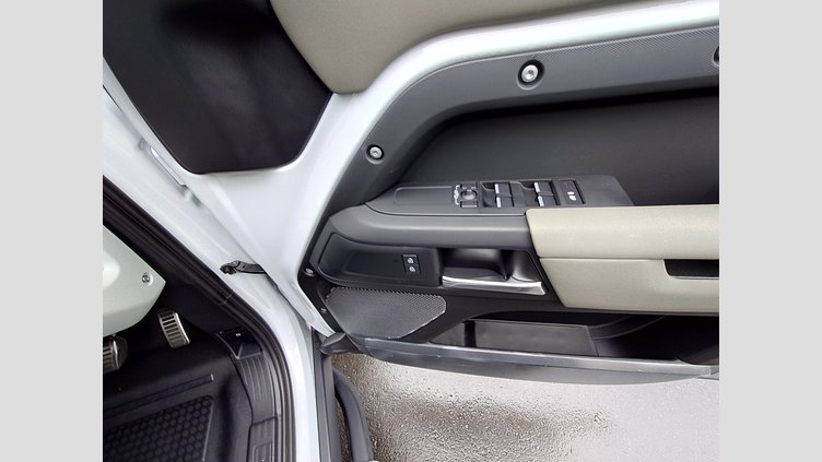 2023 認定中古車 Land Rover Defender 110 ユーロンホワイト D300 AWD（AT） S