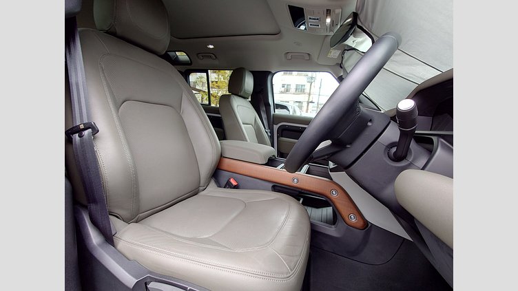 2023 認定中古車 Land Rover Defender 110 ユーロンホワイト D300 AWD（AT） S