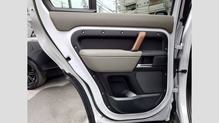 2023 認定中古車 Land Rover Defender 110 ユーロンホワイト D300 AWD（AT） S