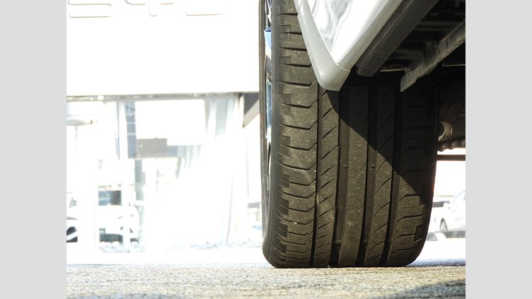 2024 認定中古車 Jaguar F-Pace オストゥーニパールホワイト P400e ガソリン プラグインハイブリッド R-DYNAMIC HSE