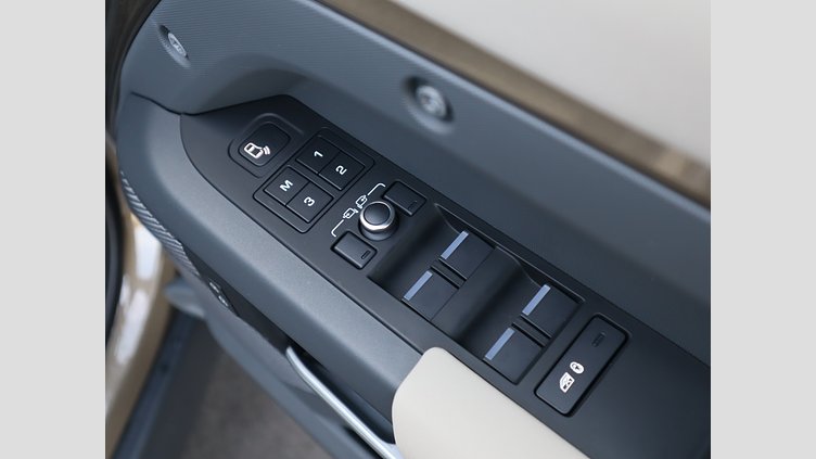 2022 認定中古車 Land Rover Defender 110 ゴンドワナストーン D300 AWD（AT） X-DYNAMIC SE