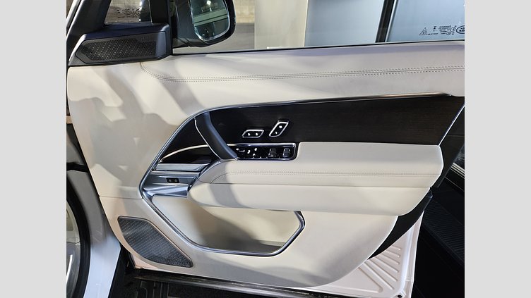 2024 認定中古車 Land Rover Range Rover オストゥーニパールホワイト（お取り扱いの有無については正規ディーラーにお問い合わせください） D300 AWD MHEV（AT） スタンダードホイールベース Autobiography