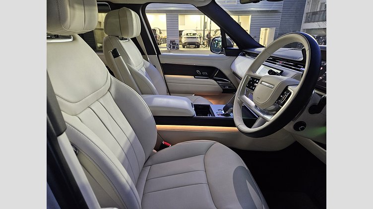 2024 認定中古車 Land Rover Range Rover オストゥーニパールホワイト（お取り扱いの有無については正規ディーラーにお問い合わせください） D300 AWD MHEV（AT） スタンダードホイールベース Autobiography