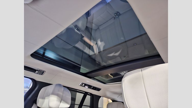 2024 認定中古車 Land Rover Range Rover オストゥーニパールホワイト（お取り扱いの有無については正規ディーラーにお問い合わせください） D300 AWD MHEV（AT） スタンダードホイールベース Autobiography