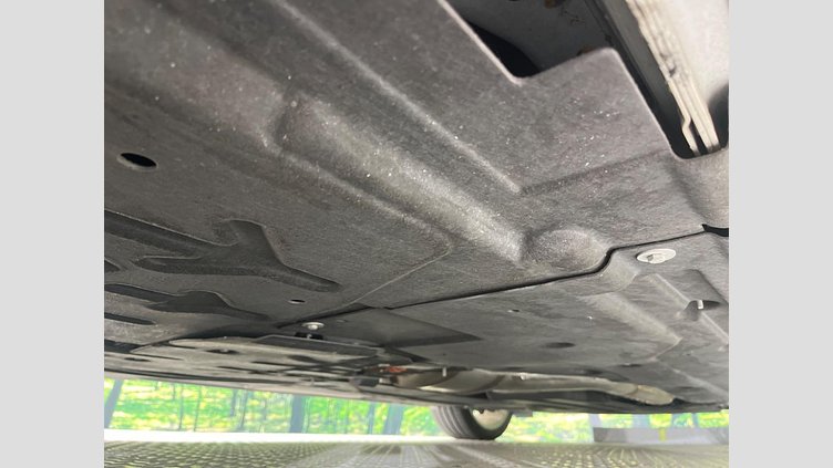 2019 認定中古車 Jaguar XE ユーロンホワイト D180 RWD AUTOMATIC 4 door Saloon SE