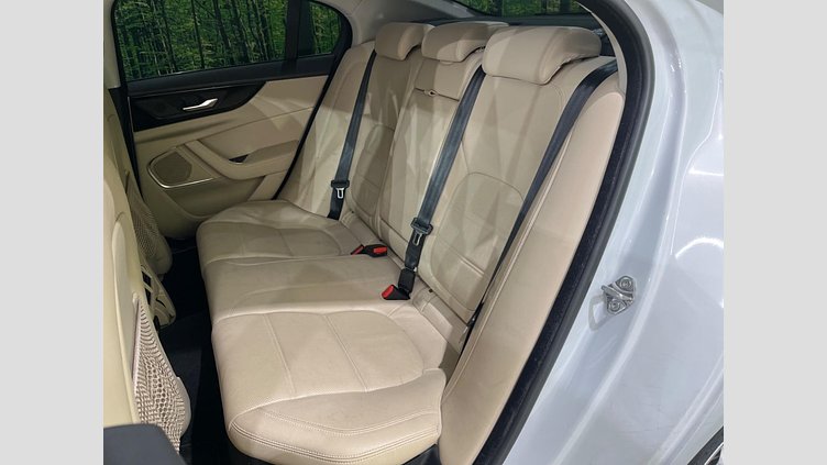 2019 認定中古車 Jaguar XE ユーロンホワイト D180 RWD AUTOMATIC 4 door Saloon SE