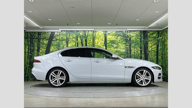 2019 認定中古車 Jaguar XE ユーロンホワイト D180 RWD AUTOMATIC 4 door Saloon SE