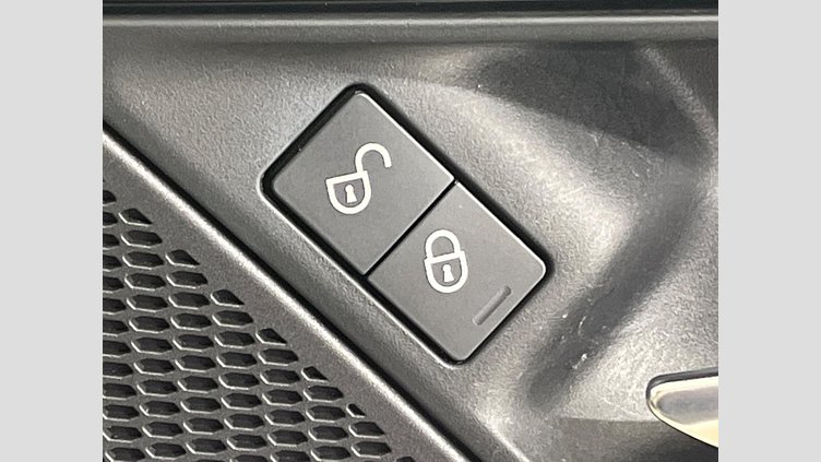 2019 認定中古車 Jaguar XE ユーロンホワイト D180 RWD AUTOMATIC 4 door Saloon SE