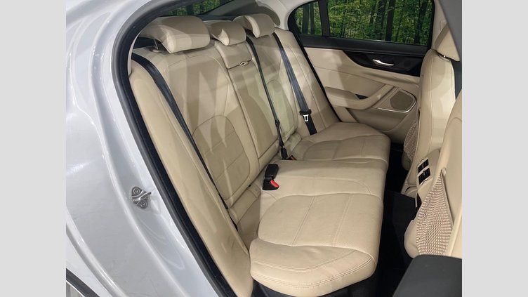 2019 認定中古車 Jaguar XE ユーロンホワイト D180 RWD AUTOMATIC 4 door Saloon SE