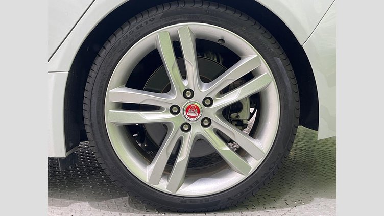 2019 認定中古車 Jaguar XE ユーロンホワイト D180 RWD AUTOMATIC 4 door Saloon SE