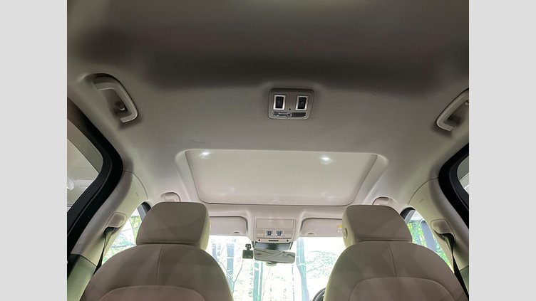 2019 認定中古車 Jaguar XE ユーロンホワイト D180 RWD AUTOMATIC 4 door Saloon SE