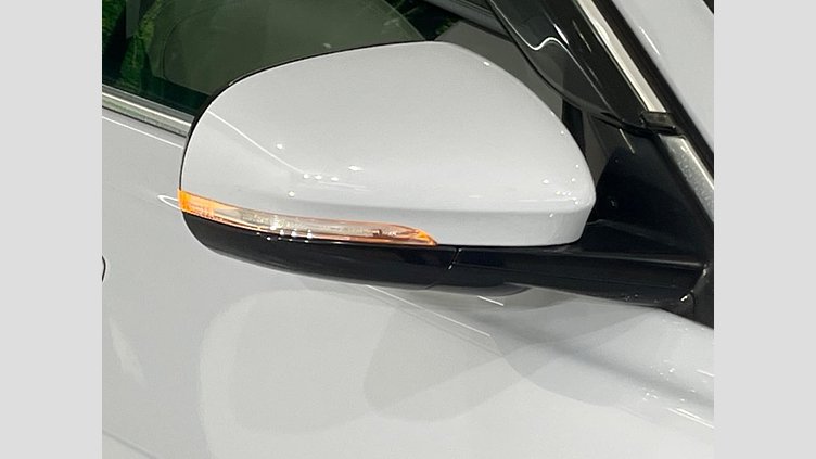 2019 認定中古車 Jaguar XE ユーロンホワイト D180 RWD AUTOMATIC 4 door Saloon SE