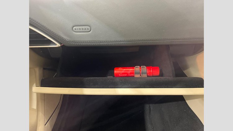 2019 認定中古車 Jaguar XE ユーロンホワイト D180 RWD AUTOMATIC 4 door Saloon SE