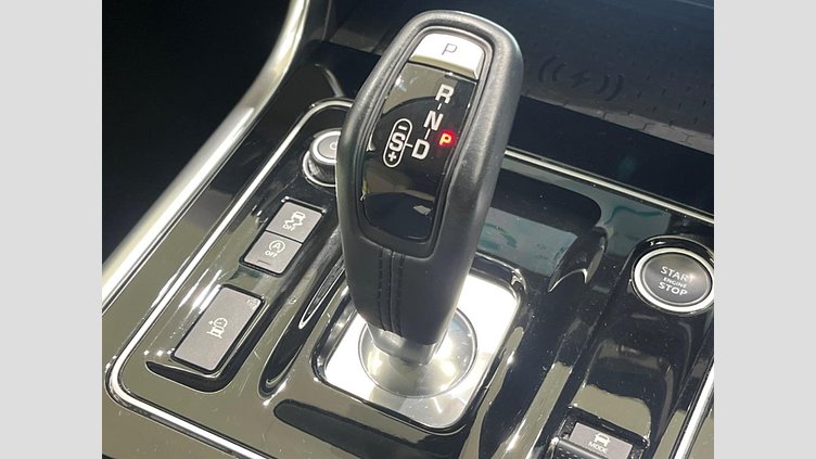 2019 認定中古車 Jaguar XE ユーロンホワイト D180 RWD AUTOMATIC 4 door Saloon SE