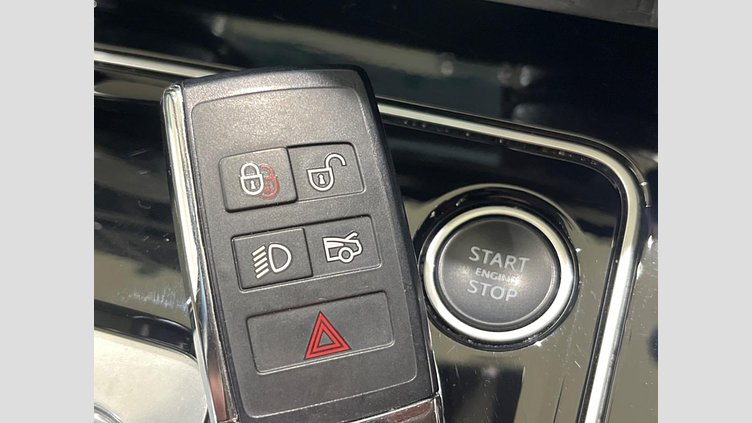 2019 認定中古車 Jaguar XE ユーロンホワイト D180 RWD AUTOMATIC 4 door Saloon SE