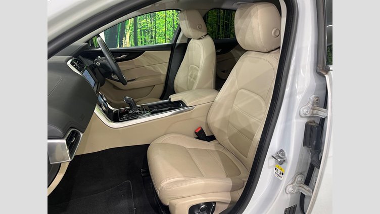 2019 認定中古車 Jaguar XE ユーロンホワイト D180 RWD AUTOMATIC 4 door Saloon SE