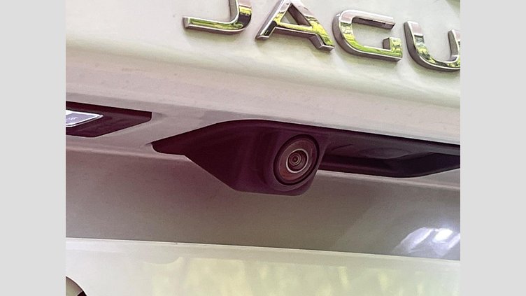 2019 認定中古車 Jaguar XE ユーロンホワイト D180 RWD AUTOMATIC 4 door Saloon SE