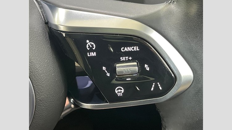 2019 認定中古車 Jaguar XE ユーロンホワイト D180 RWD AUTOMATIC 4 door Saloon SE