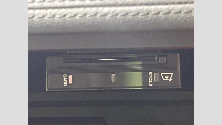 2019 認定中古車 Jaguar XE ユーロンホワイト D180 RWD AUTOMATIC 4 door Saloon SE