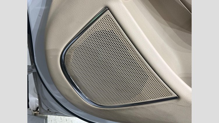 2019 認定中古車 Jaguar XE ユーロンホワイト D180 RWD AUTOMATIC 4 door Saloon SE