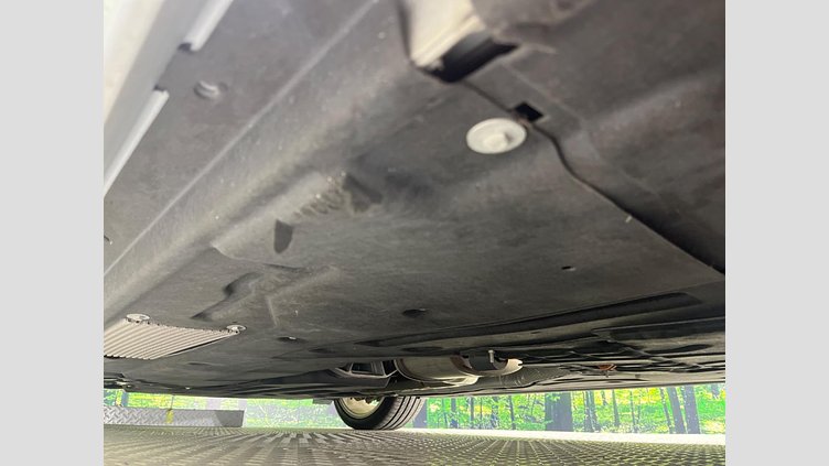 2019 認定中古車 Jaguar XE ユーロンホワイト D180 RWD AUTOMATIC 4 door Saloon SE