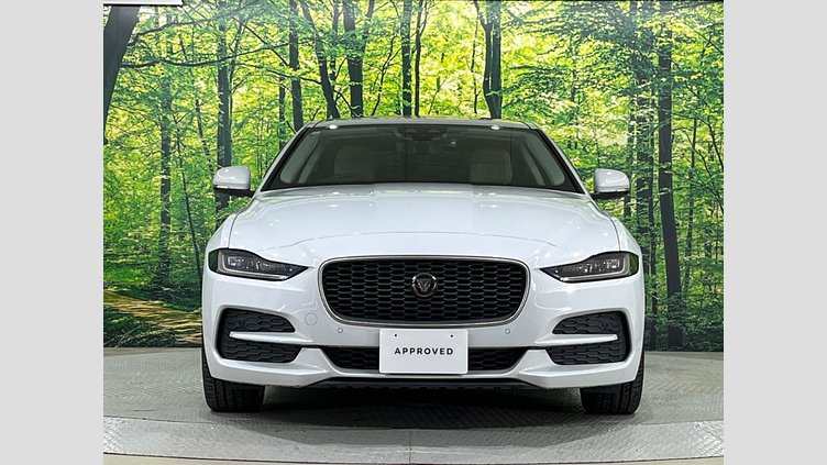 2019 認定中古車 Jaguar XE ユーロンホワイト D180 RWD AUTOMATIC 4 door Saloon SE