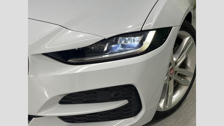 2019 認定中古車 Jaguar XE ユーロンホワイト D180 RWD AUTOMATIC 4 door Saloon SE