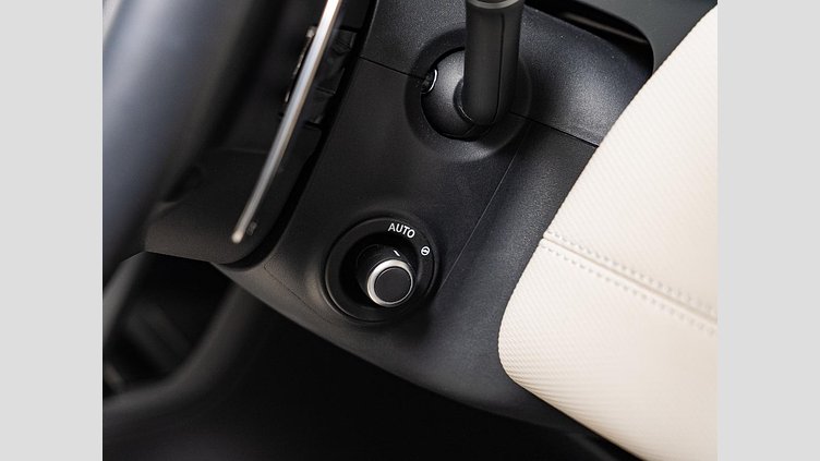 2024 認定中古車 Land Rover Discovery Sport サントリーニブラック D200マイルドハイブリッド（ディーゼル） 標準ホイール DYNAMIC SE