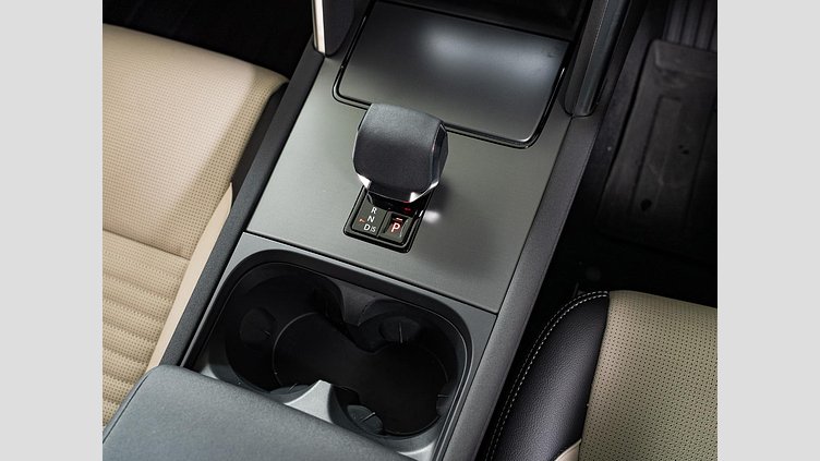 2024 認定中古車 Land Rover Discovery Sport サントリーニブラック D200マイルドハイブリッド（ディーゼル） 標準ホイール DYNAMIC SE