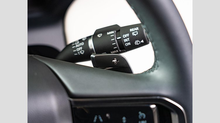 2024 認定中古車 Land Rover Discovery Sport サントリーニブラック D200マイルドハイブリッド（ディーゼル） 標準ホイール DYNAMIC SE