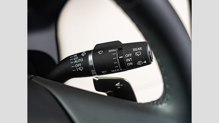 2024 認定中古車 Land Rover Discovery Sport サントリーニブラック D200マイルドハイブリッド（ディーゼル） 標準ホイール DYNAMIC SE