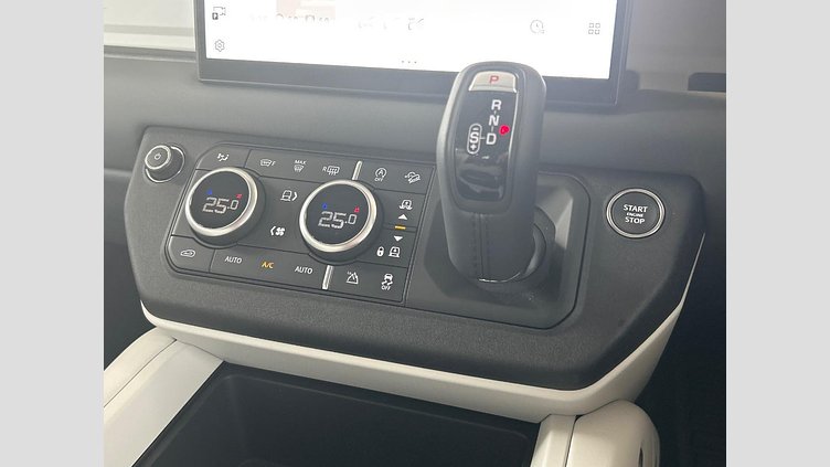 2024 認定中古車 Land Rover Defender 110 サントリーニブラック D350 ディーゼルマイルドハイブリッド X-Dynamic SE