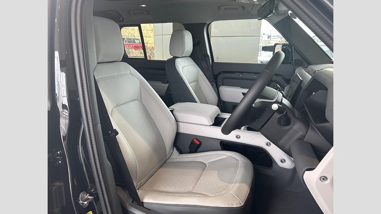 2024 認定中古車 Land Rover Defender 110 サントリーニブラック D350 ディーゼルマイルドハイブリッド X-Dynamic SE