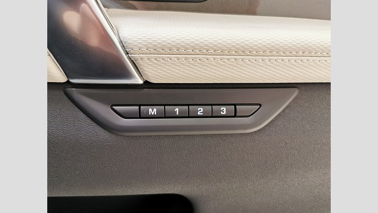 2024 認定中古車 Land Rover Discovery Sport オストゥーニパールホワイト P250（ガソリン） 標準ホイール DYNAMIC SE