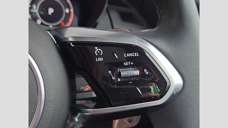 2024 認定中古車 Jaguar E-Pace オストゥーニパールホワイト D200マイルドハイブリッド（ディーゼル） R-DYNAMIC SE