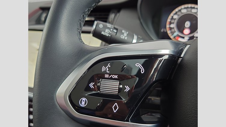 2024 認定中古車 Jaguar E-Pace オストゥーニパールホワイト D200マイルドハイブリッド（ディーゼル） R-DYNAMIC SE