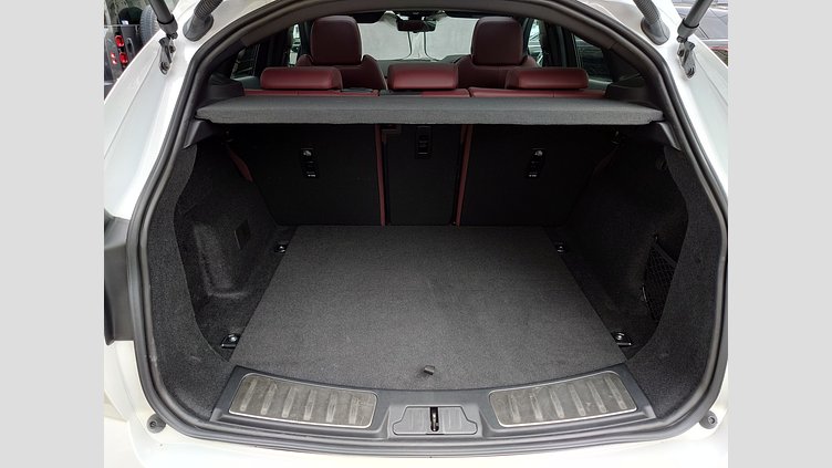 2024 認定中古車 Jaguar E-Pace オストゥーニパールホワイト D200マイルドハイブリッド（ディーゼル） R-DYNAMIC SE