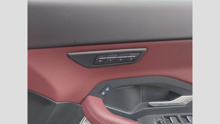 2024 認定中古車 Jaguar E-Pace オストゥーニパールホワイト D200マイルドハイブリッド（ディーゼル） R-DYNAMIC SE