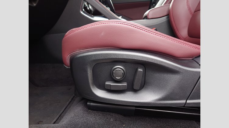 2024 認定中古車 Jaguar E-Pace オストゥーニパールホワイト D200マイルドハイブリッド（ディーゼル） R-DYNAMIC SE