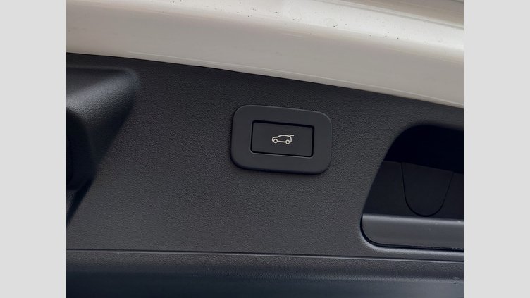 2024 認定中古車 Jaguar E-Pace オストゥーニパールホワイト D200マイルドハイブリッド（ディーゼル） R-DYNAMIC SE