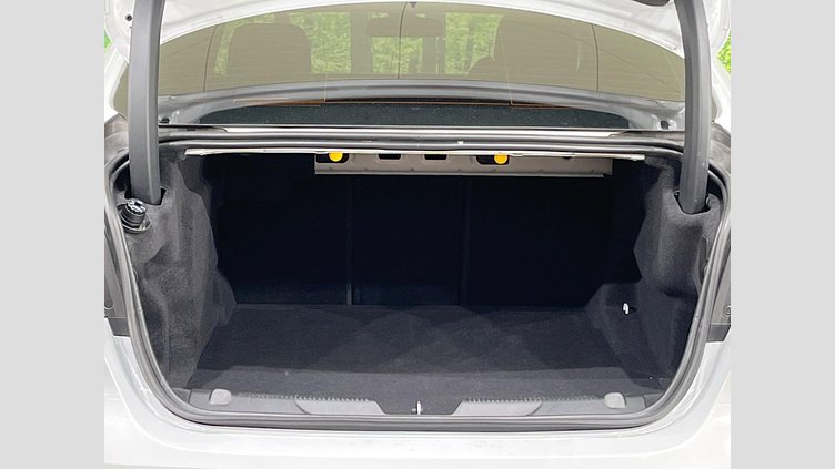 2017 認定中古車 Jaguar XE Yulong White RWD ＸＥ Ｒ－スポーツ