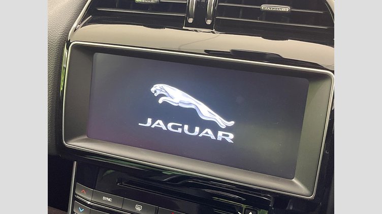 2017 認定中古車 Jaguar XE Yulong White RWD ＸＥ Ｒ－スポーツ