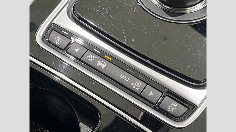 2017 認定中古車 Jaguar XE Yulong White RWD ＸＥ Ｒ－スポーツ